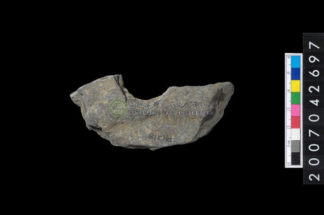 石環製作材料－中央帶小啄孔打製圓板殘件