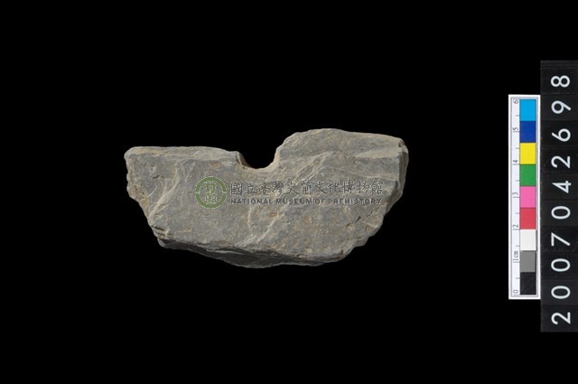 石環製作材料-中央帶小啄孔打製圓板殘件