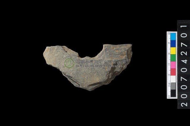 石環製作材料-中央帶啄孔打製圓板殘件