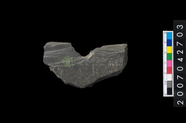 石環製作材料-中央帶小啄孔打製圓板殘件