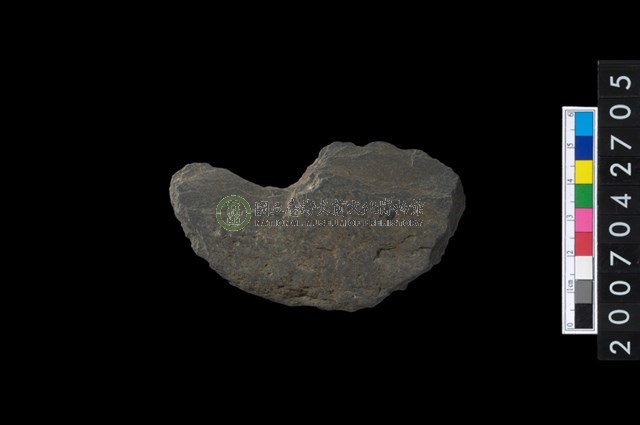 石環製作材料-中央帶小啄孔打製圓板殘件