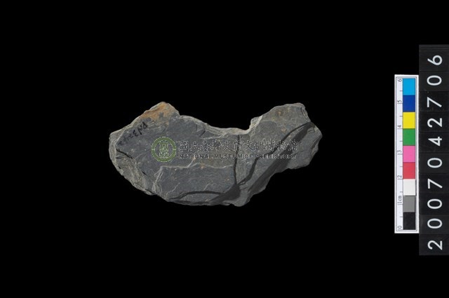 石環製作材料-中央帶啄孔打製圓板殘件