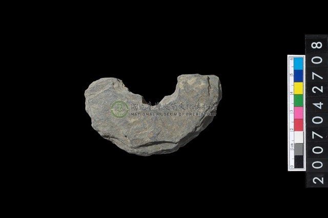 石環製作材料-中央帶啄孔打製圓板殘件