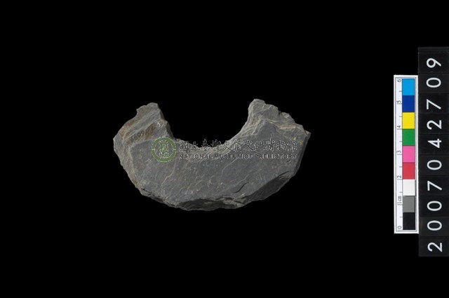 石環製作材料-中央帶啄孔打製圓板殘件