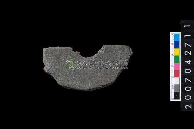 石環製作材料-中央帶小啄孔打製圓板殘件