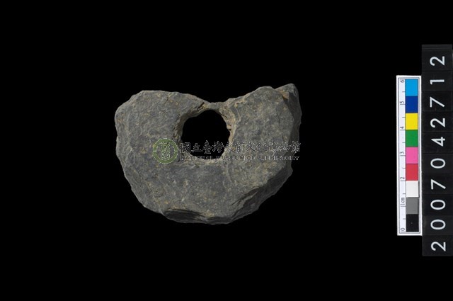 石環製作材料-中央帶小啄孔打製圓板殘件