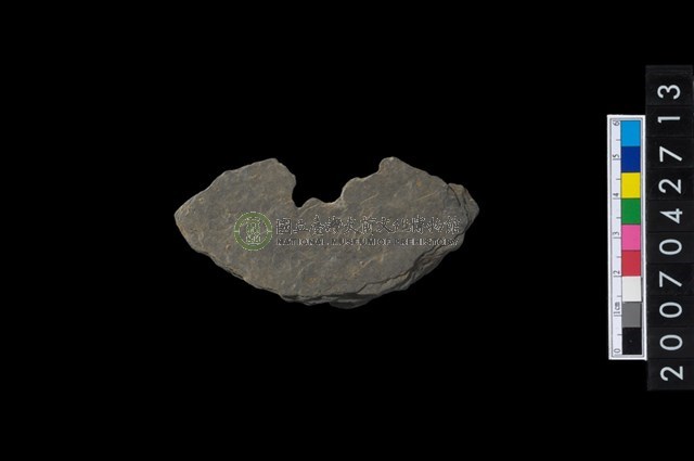 石環製作材料-中央帶啄孔打製圓板殘件