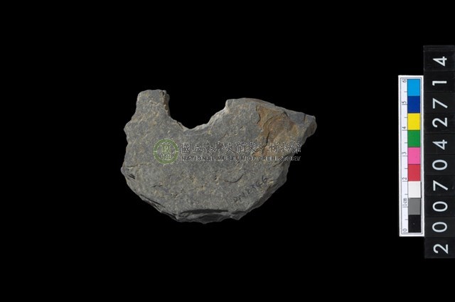 石環製作材料-中央帶小啄孔打製圓板殘件