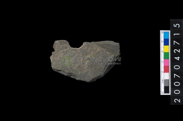 石環製作材料-中央帶小啄孔打製圓板殘件