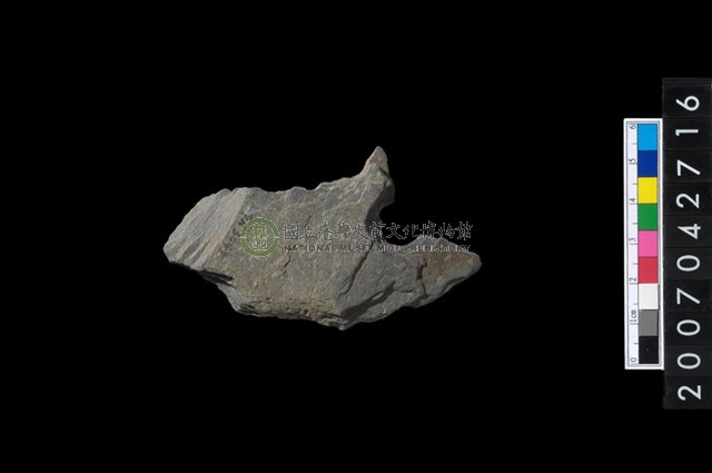 石環製作材料-中央帶啄孔打製圓板殘件