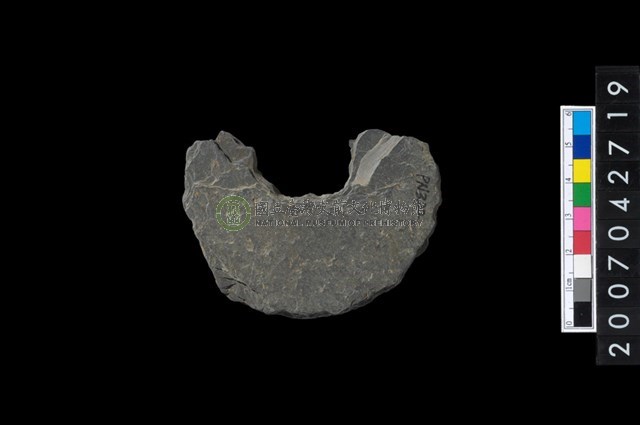 石環製作材料-中央帶啄孔打製圓板殘件