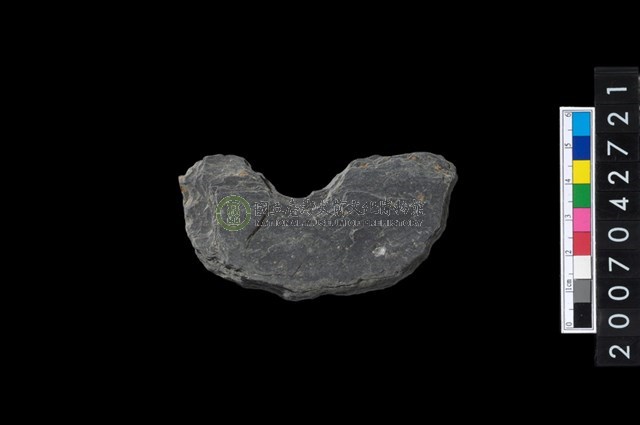 石環製作材料-中央帶小啄孔打製圓板殘件