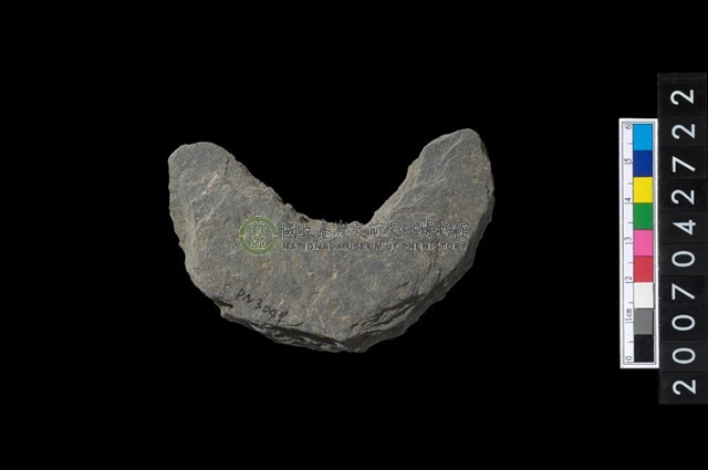 石環製作材料-中央帶啄孔打製圓板殘件