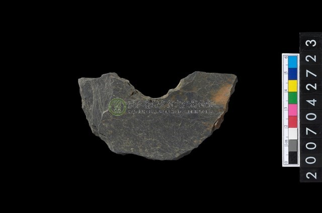 石環製作材料-中央帶啄孔打製圓板殘件