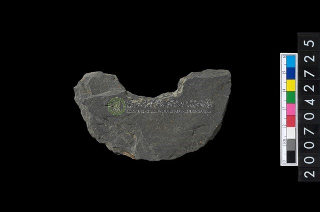 石環製作材料-中央帶啄孔打製圓板殘件