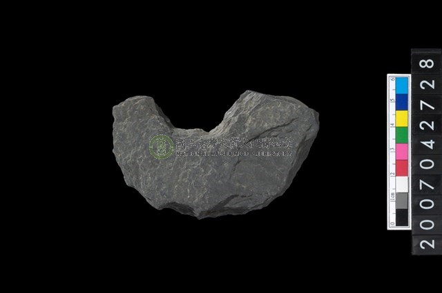 石環製作材料-中央帶啄孔打製圓板殘件