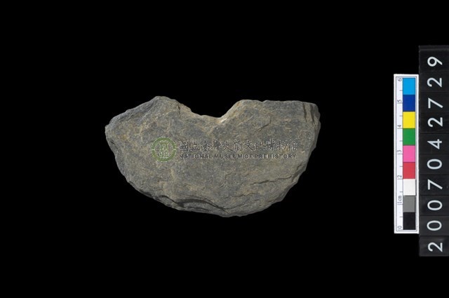 石環製作材料-中央帶小啄孔打製圓板殘件