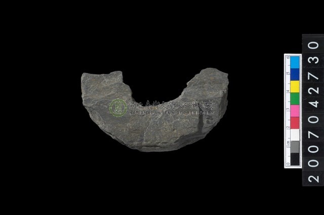 石環製作材料-中央帶啄孔打製圓板殘件