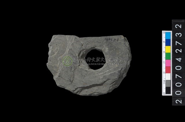 石環製作材料-中央帶小啄孔打製圓板殘件