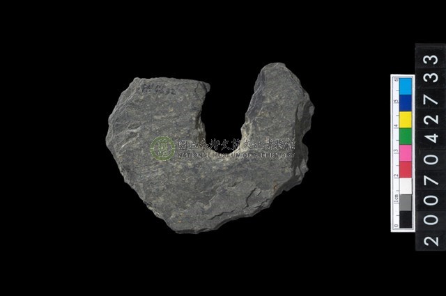 石環製作材料-中央帶啄孔打製圓板殘件