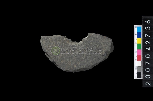 石環製作材料-中央帶小啄孔打製圓板殘件