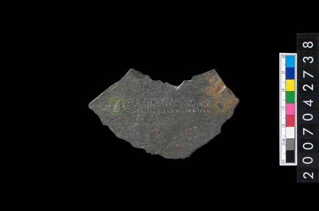 石環製作材料－中央帶啄孔打製圓板殘件