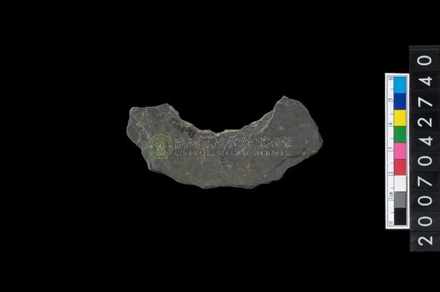 石環製作材料－中央帶啄孔打製圓板殘件