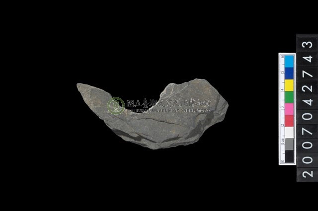 石環製作材料－中央帶啄孔打製圓板殘件