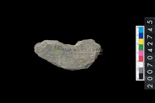 石環製作材料－中央帶小啄孔打製圓板殘件