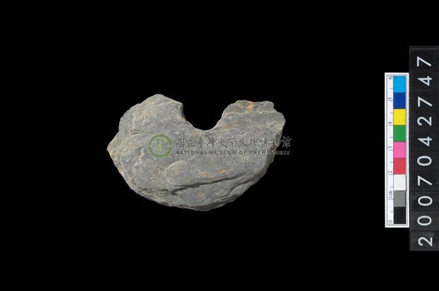 石環製作材料－中央帶小啄孔打製圓板殘件