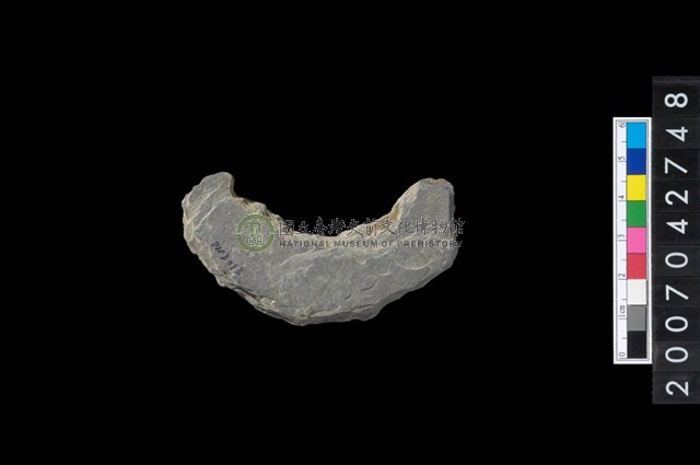 石環製作材料－中央帶啄孔打製圓板殘件