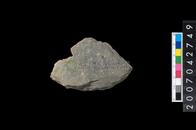 石環製作材料－中央帶啄孔打製圓板殘件