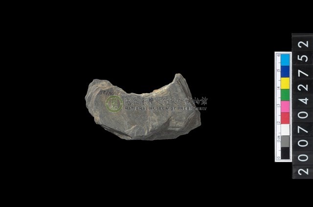 石環製作材料－中央帶啄孔打製圓板殘件