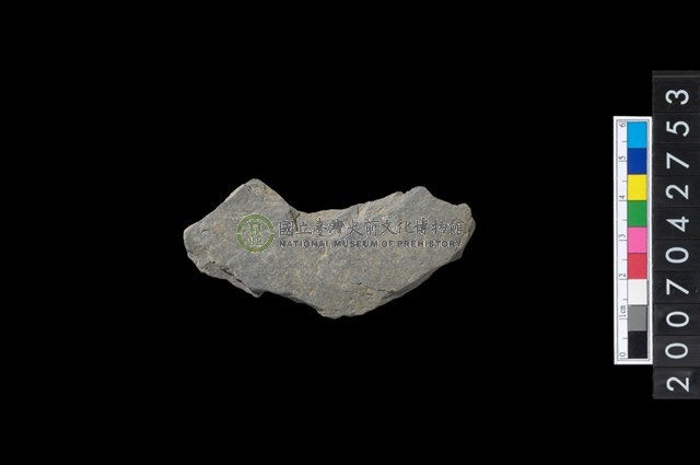 石環製作材料－中央帶啄孔打製圓板殘件