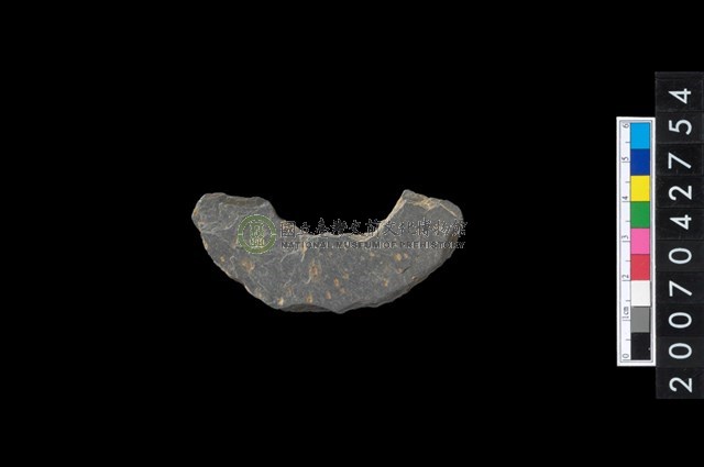 石環製作材料－中央帶啄孔打製圓板殘件