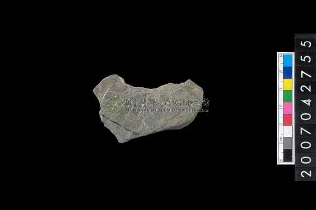 石環製作材料－中央帶啄孔打製圓板殘件