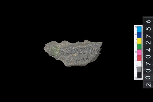 石環製作材料－中央帶啄孔打製圓板殘件