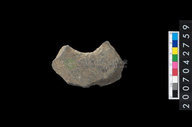 石環製作材料－中央帶小啄孔打製圓板殘件