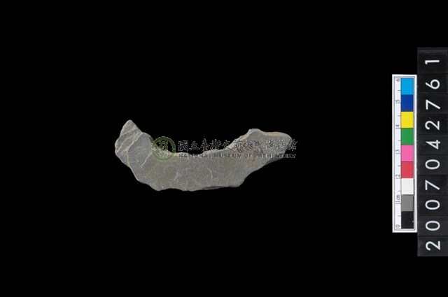 石環製作材料－中央帶啄孔打製圓板殘件