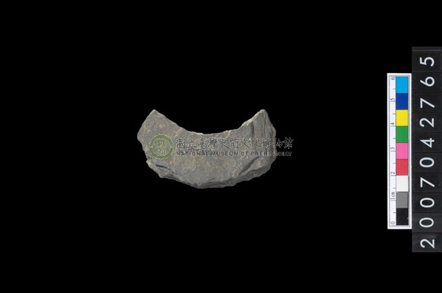 石環製作材料－中央帶啄孔打製圓板殘件