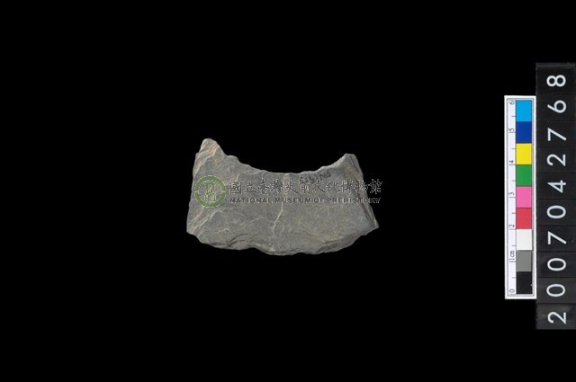 石環製作材料－中央帶啄孔打製圓板殘件