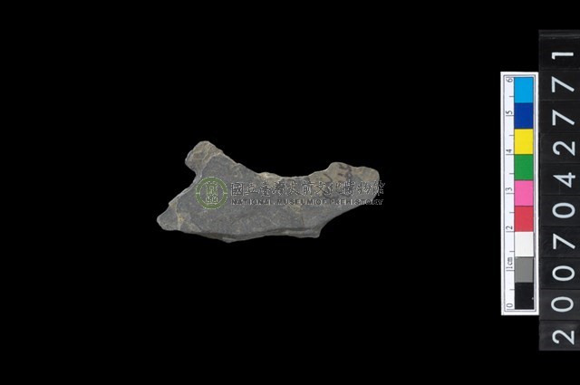 石環製作材料－中央帶啄孔打製圓板殘件