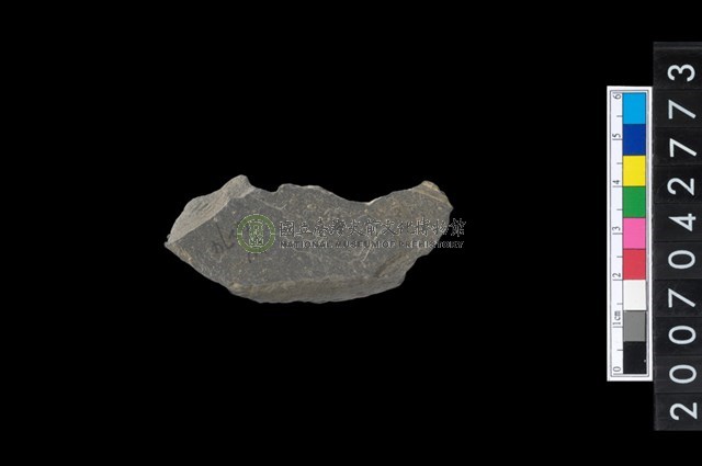 石環製作材料－中央帶啄孔與旋截痕打製圓板殘件