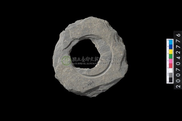 石環製作材料－中央帶啄孔與旋截痕打製圓板