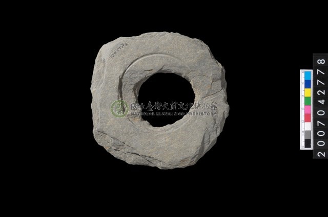 石環製作材料－中央帶啄孔與旋截痕打製圓板