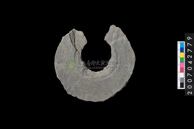 石環製作材料-中央帶啄孔與旋截痕打製圓板殘件