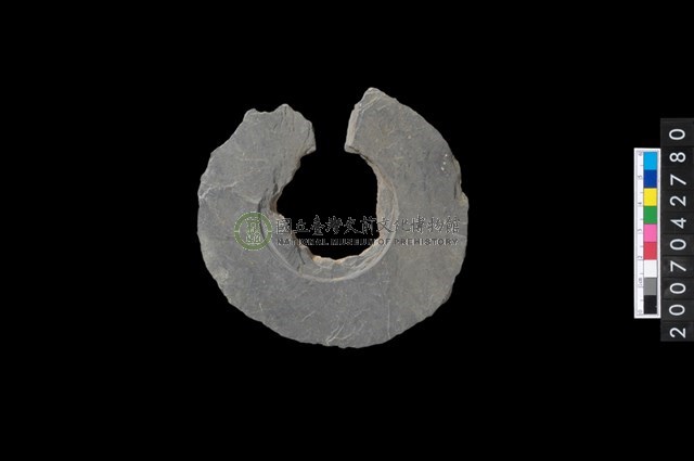 石環製作材料-中央帶啄孔與旋截痕打製圓板殘件