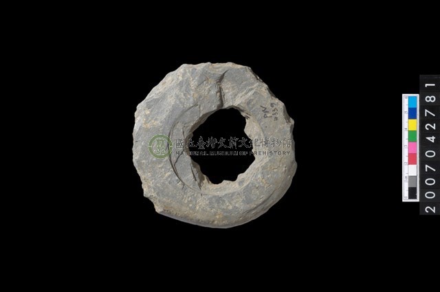 石環製作材料-中央帶啄孔與旋截痕打製圓板殘件