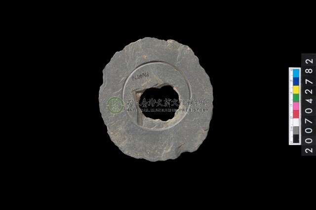 石環製作材料-中央帶啄孔與旋截痕打製圓板殘件