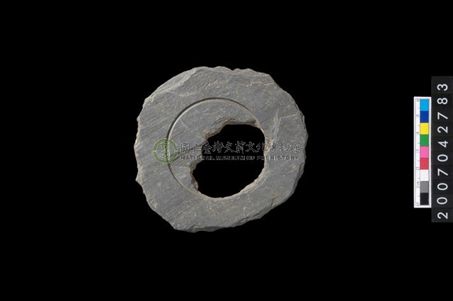 石環製作材料-中央帶啄孔與旋截痕打製圓板殘件